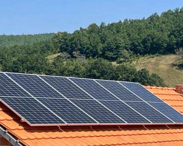 Panele solare në çatinë e një shtëpie nga prezantimi RATA Solar
