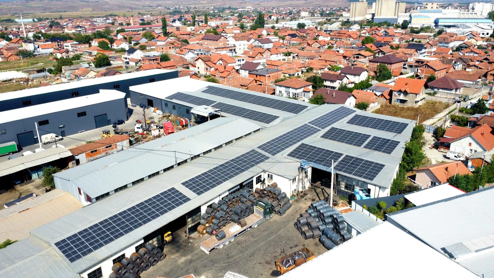 Panele solare mbi objektin e Metal Teknika Asllani, projekt i RATA Solar